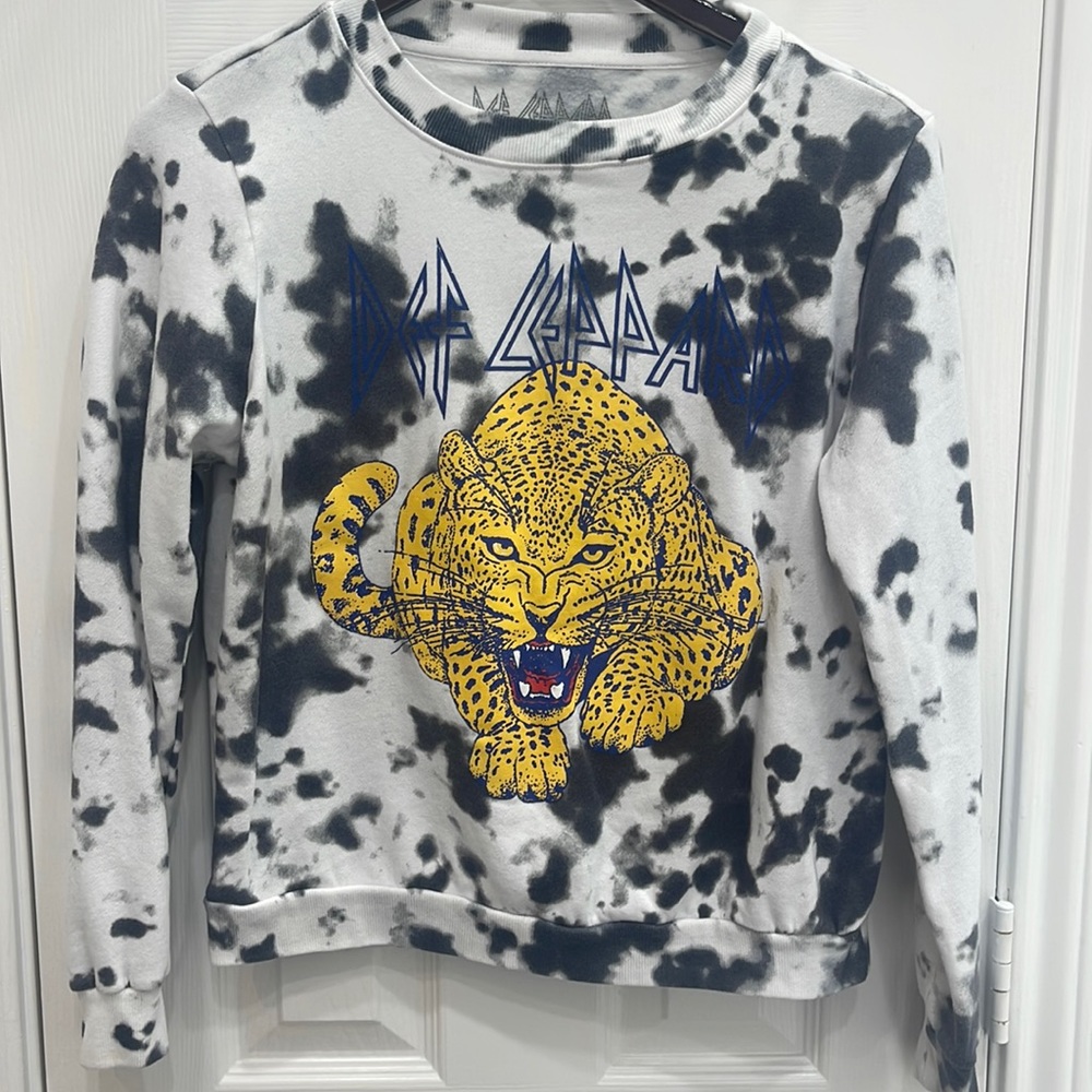 SIZE SMALL DEF LEPPARD PULLOVER